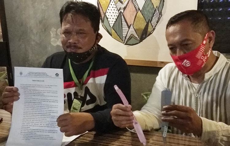 Wakil Bupati Nganjuk Marhain Jumadi bersama Asisten Hukum Samsul saat jumpa pers terkait kasus salah gelang bayi RSUD.
