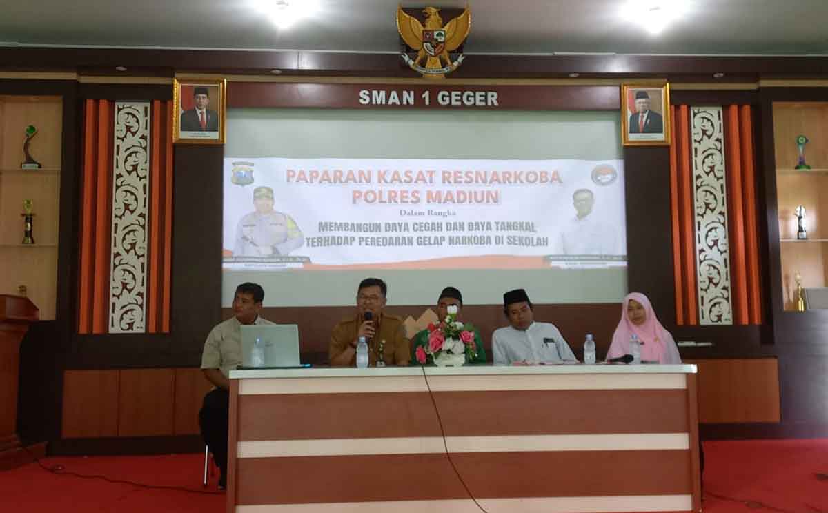 Satresnarkoba Polres Madiun saat menggelar sosialisasi di SMAN 1 Geger.