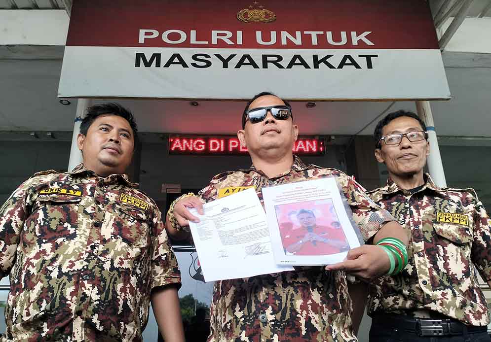 Ayik Suhaya menunjukkan bukti laporan dari Polres Pasuruan.