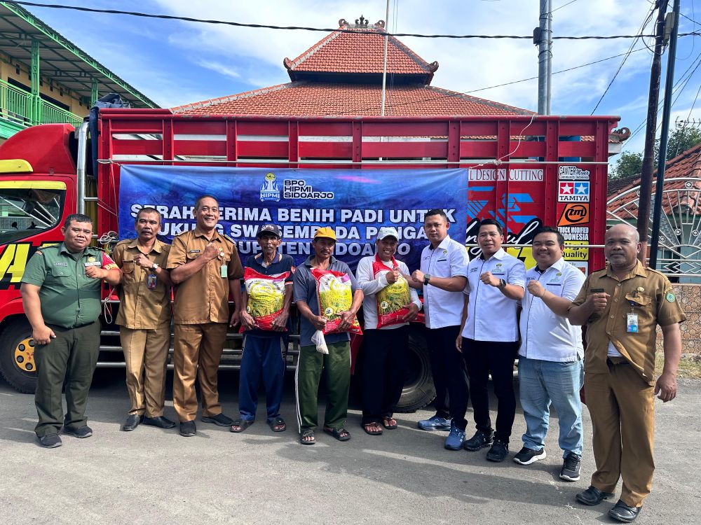 Hipmi Sidoarjo Salurkan Bantuan Benih Padi untuk Petani