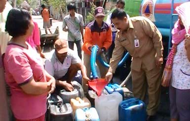 Kepala Pelaksana BPBD Gresik, Abu Hasan ketika  droping air bersih. (syuhud/BANGSAONLINE)