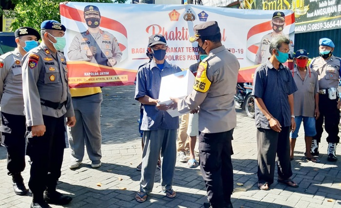 AKBP Erick saat membagikan paket sembako secara simbolis.