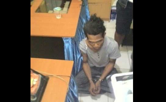 SADIS: Pelaku pembantaian saat di Mapolsek Pabean Cantikan. foto: rusmiyanto/BANGSAONLINE