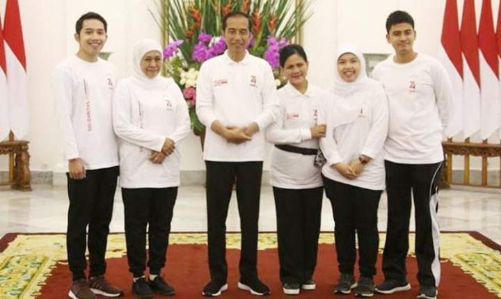 Presiden Joko Widodo dan Ibu Iriana Joko Widodo foto bersama Gubernur Jatim, Khofifah Indar Parawansa didampingi kedua anaknya Patimasang Mannagalli Parawansa, Jallaludin Mannagalli Parawansa, serta sang menantu Fadil Wirawan. foto: ist