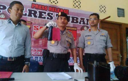 Kapolres Tuban, AKBP Guruh Arif Darmawan saat menunjukkan barang bukti solar ilegal. foto: suwandi/ BANGSAONLINE