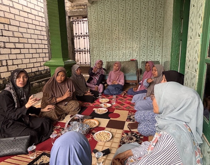 Wakil Ketua IV DPRD Jawa Timur, Sri Wahyuni (kiri, kerudung hitam) saat berbincang dengan keluarga korban kecelakaan maut di Duduksampeyan Gresik. Foto: Suwandi/BANGSAONLINE