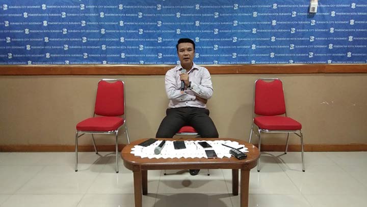 Kepala Bagian Humas Pemkot Surabaya M Fikser saat jumpa pers pada Kamis (2/5) siang. foto: YUDI ARIANTO/ BANGSAONLINE
