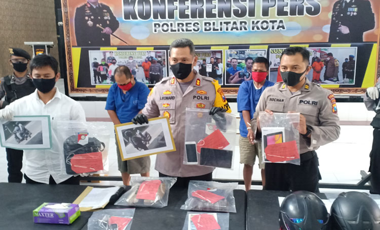 Kapolres Blitar Kota AKBP Leonard M Sinambela (tengah) menunjukkan barang bukti sejumlah barang hasil curian para tersangka.