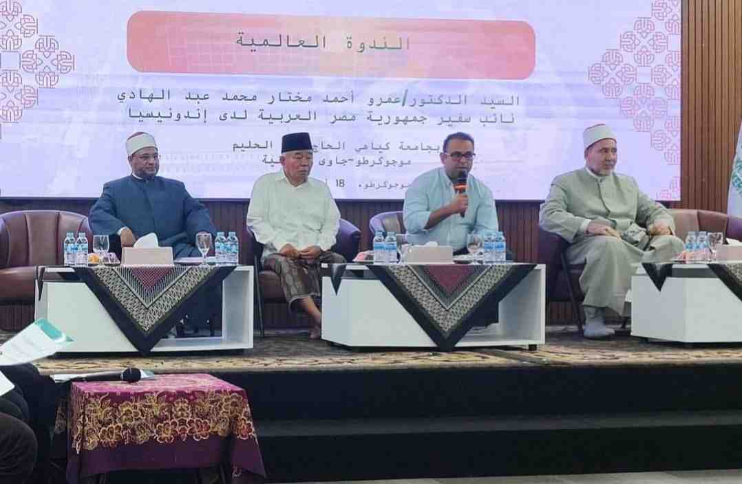 Wakil Duta Besar Mesir Dr Amr Ahmad Mukhtar Abdul Hadi (pegang mik) saat menjadi pembicara di Universitas KH Abdul Chalim Pacet Mojokerto. Tampak Prof Dr KH Asep Saifuddin Chalim, Syaikh Ahmad Muhammad Mabruk dan Dr Faraq Salim. Foto: bangsaonline