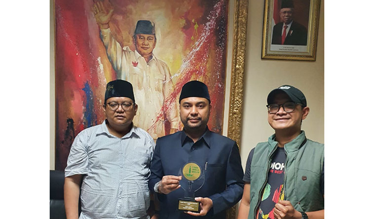Abdul Halim, S.H., Anggota Fraksi Gerindra DPRD Jatim saat menerima penghargaan dari Forkom Jurnalis Nahdliyin. (foto: ist)