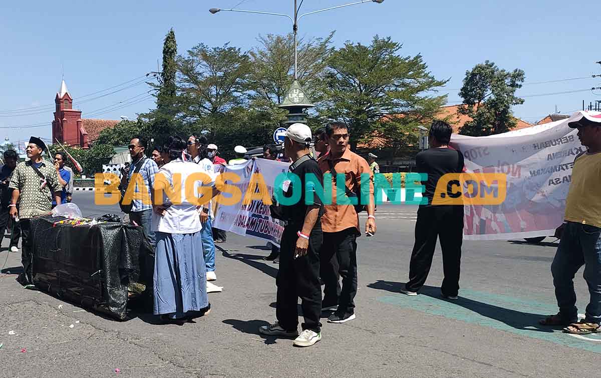 Aksi teatrikal para pendemo yang digelar di Kantor Cabang Dinas Pendidikan Jawa Timur wilayah Kediri. Foto: MUJI HARJITA/ BANGSAONLINE