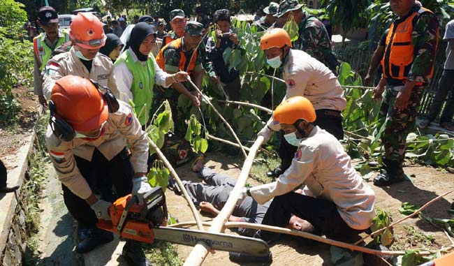 WARGA SIAGA: Antusiasme warga mengikuti simulasi bencana yang dilaksanakan di Sumberjo, Wonosalam. Kegiatan ini untuk meningkatkan kesiapan warga menghadapi bencana yang terjadi setiap saat. foto: rony suhartomo/ BANGSAONLINE