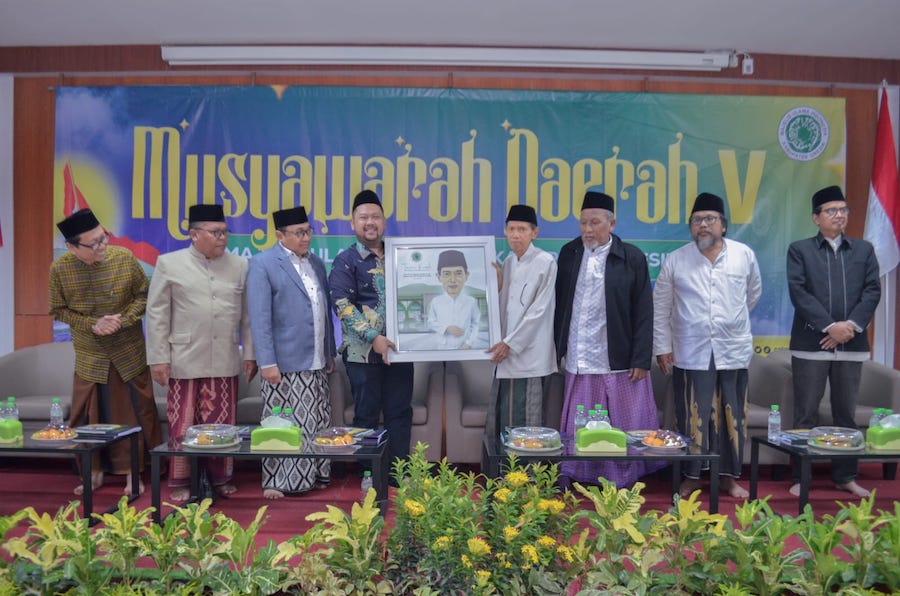 Bupati Gresik Fandi Akhmad Yani memberikan cenderamata kepada KH Mansoer Shodiq. Foto: Ist.
