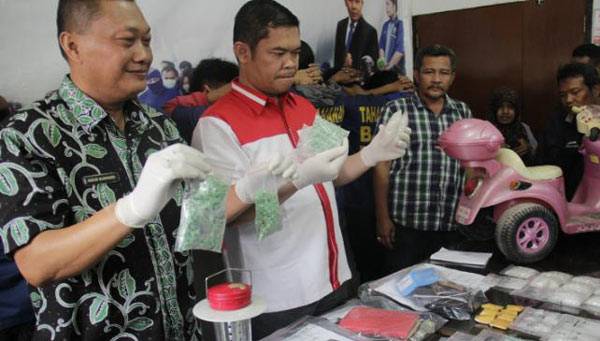 Kedelapan bandar ribuan ekstasi dan sabu yang sudah diamankan oleh petugas BNNP Jatim. foto: ekoyono/ BANGSAONLINE
