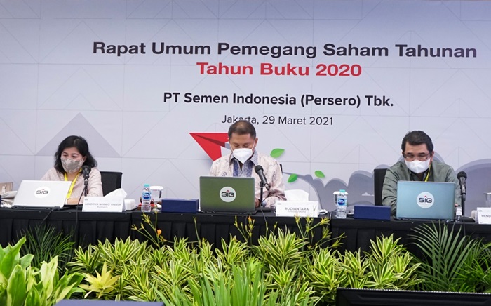 Komisaris Utama SIG, Rudiantara (tengah), Komisaris, Hendrika Nora Osloi Sinaga (kiri) dan Direktur Utama SIG, Hendi Prio Santoso (kanan) saat RUPS Tahun 2021. foto: ist.