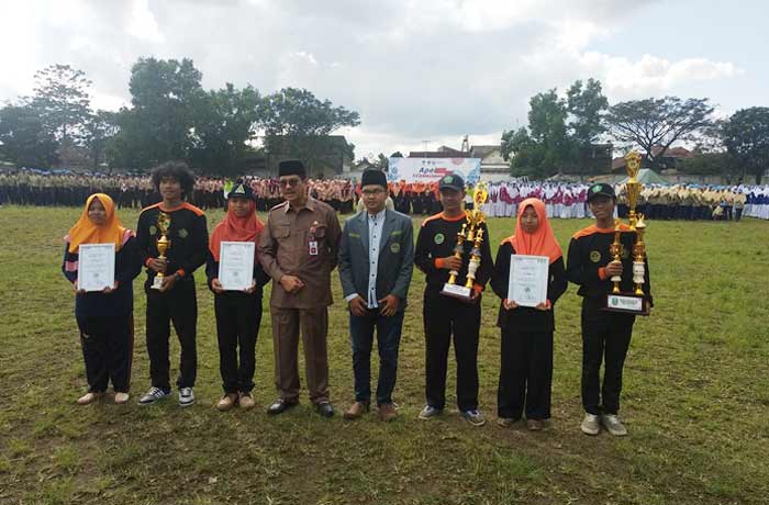 Pose bersama para peserta kemah akbar dan apel kebangsaan yang dilaksanakan Pimpinan Wilayah (PW) Ikatan Pelajar Nahdlatul Ulama (IPNU)