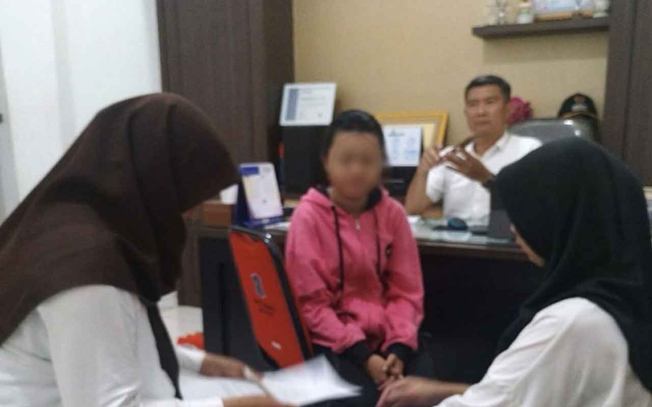 Petugas dari Pemkot Surabaya saat melakukan pendampingan terhadap anak perempuan yang menjadi korban bullying. Foto: Pemkot Surabaya.