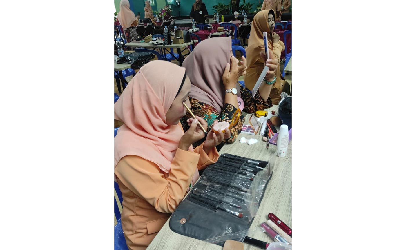 Para peserta saat mengikuti lomba merias.