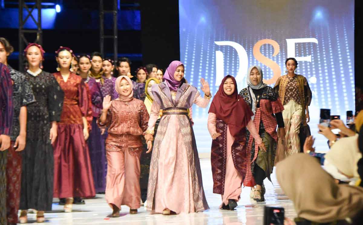 Bunda Fey Meriahkan Dhoho Street Fashion ke-8