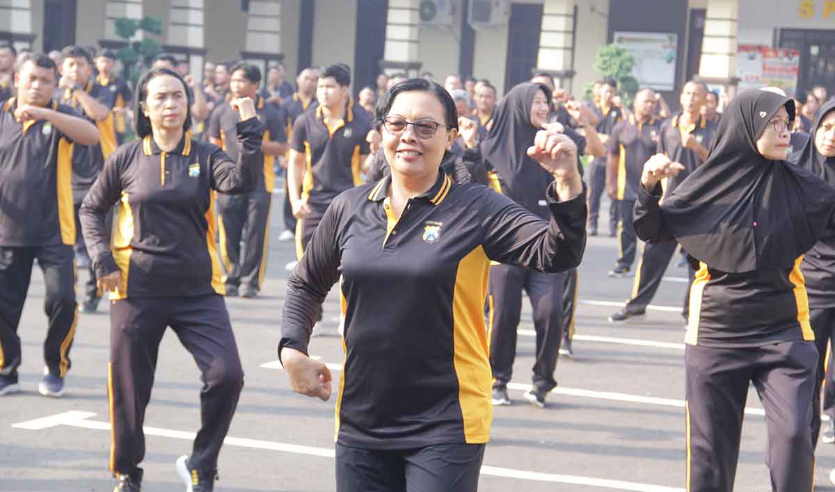 Para Polwan Polres Kediri Kota saat berolahraga bersama masyarakat. Foto: Ist