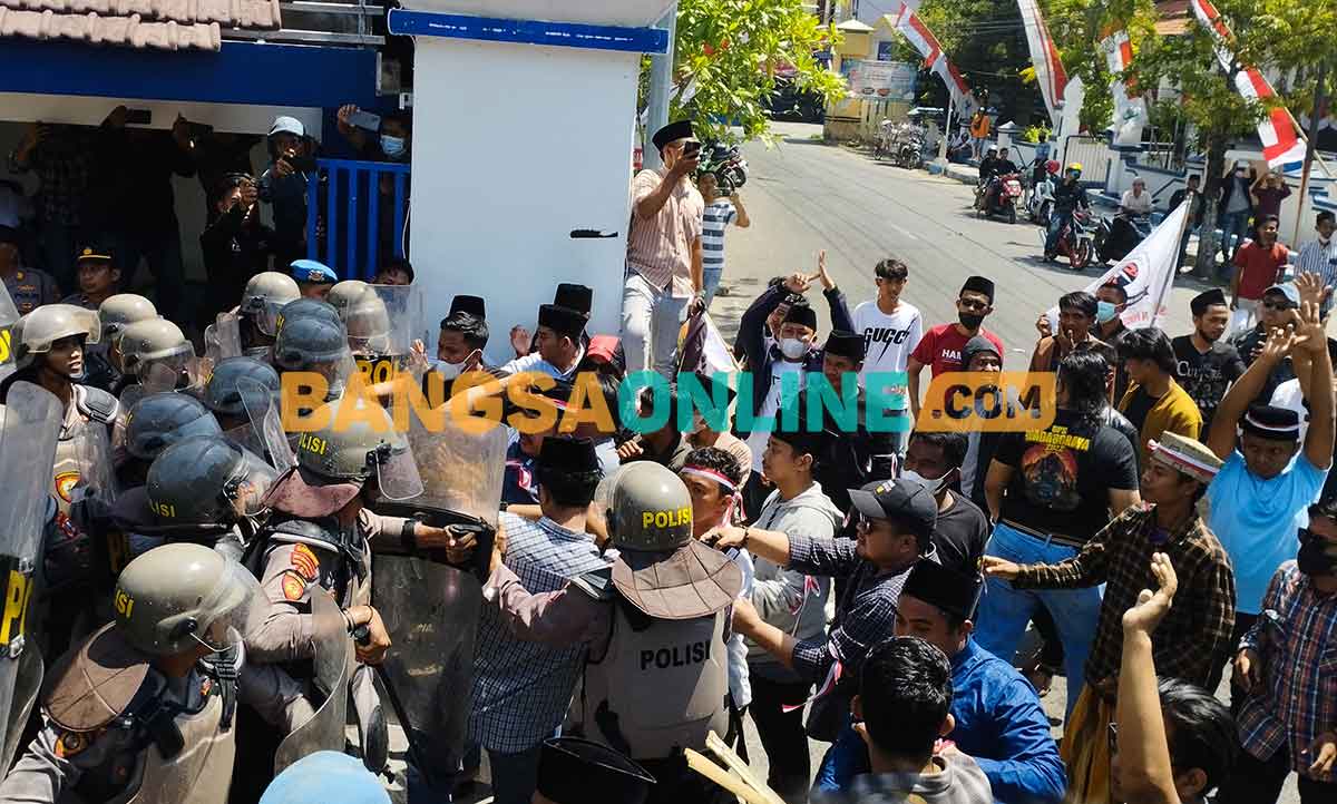 Gerakan Pemuda Sampang saat bentrok dengan polisi di depan kantor pemerintah daerah setempat. Foto: MUTAMMIM/BANGSAONLINE