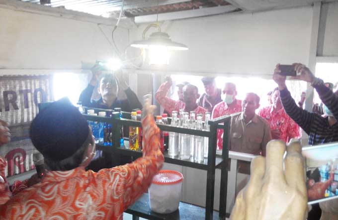 Yai Ud mencoba menghidupkan lampu petromax berbasis gas di rumah warga di sekitar RPH Randegan. Sayang program ini baru dalam skala rintisan. foto: YUDI EP/ BANGSAONLINE