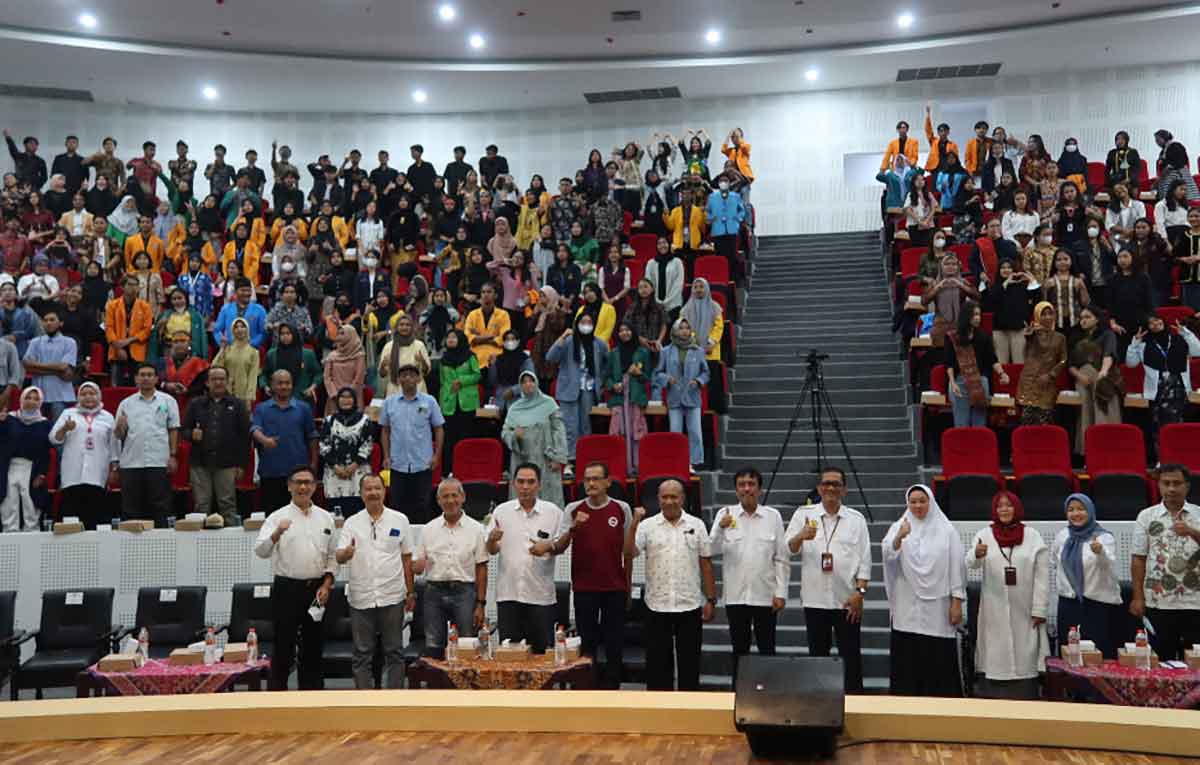 172 Peserta Pertukaran Mahasiswa Merdeka Angkatan II di Universitas Jember saat foto bersama.