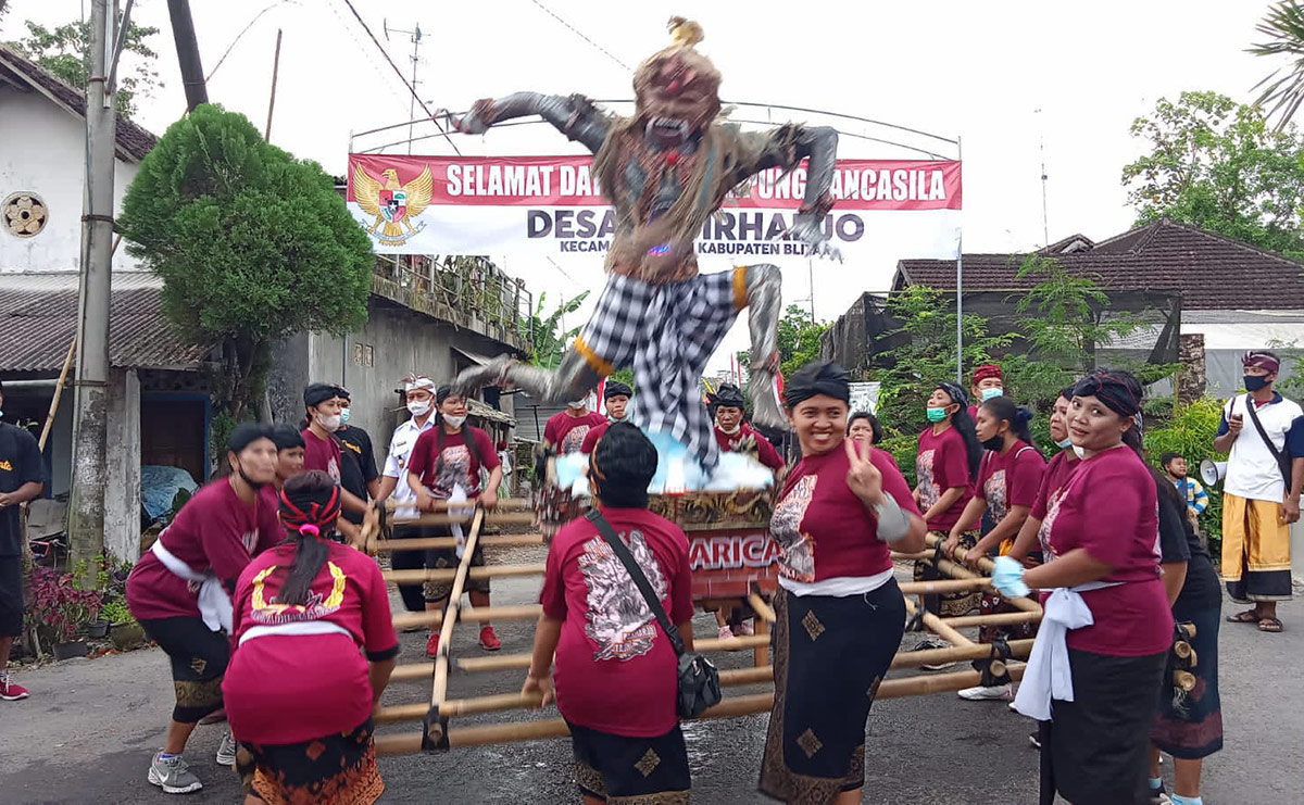Upacara Tawur Kesanga yang digelar umat Hindu di Desa Pasirharjo dengan mengarak dan membakar ogoh-ogoh.