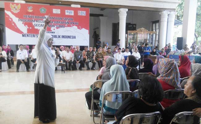 DIALOG: Mensos Khofifah Indar Parawansa berdialog dengan warga RTSM saat penyerahan bantuan PKH Nontunai, di Pendopo Delta Wibawa, Sidoarjo, Minggu (17/7). foto: MUSTAIN/ BANGSAONLINE