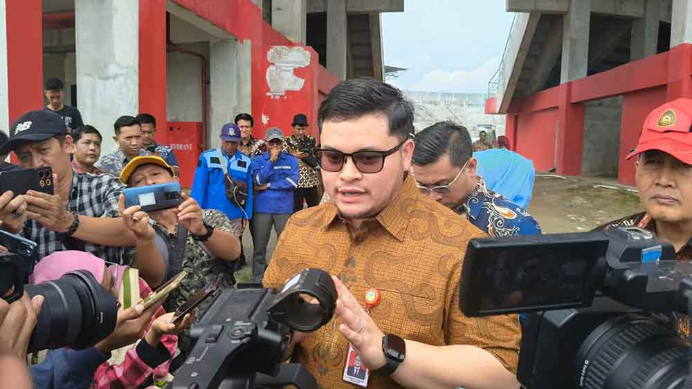 Bupati Kediri Hanindhito Himawan Pramana saat memberi penjelasan kepada wartawan di Stadion Gelora Daha Jayati. Foto: Muji Harjita.