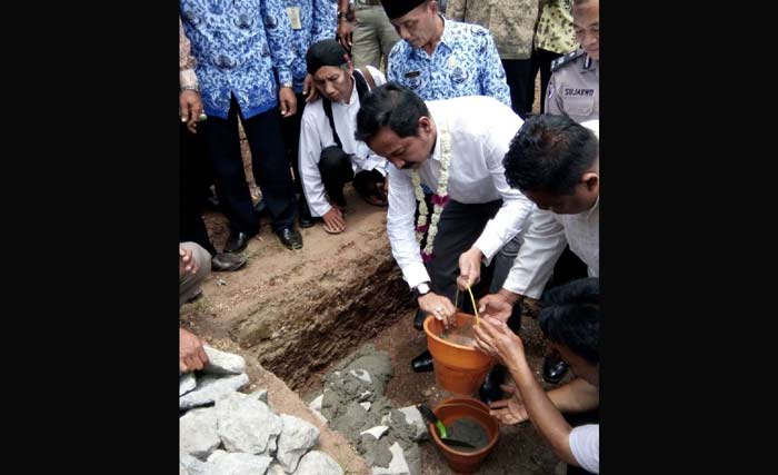 Bupati Ipong Muchlissoni mengawali pembangunan masjid.