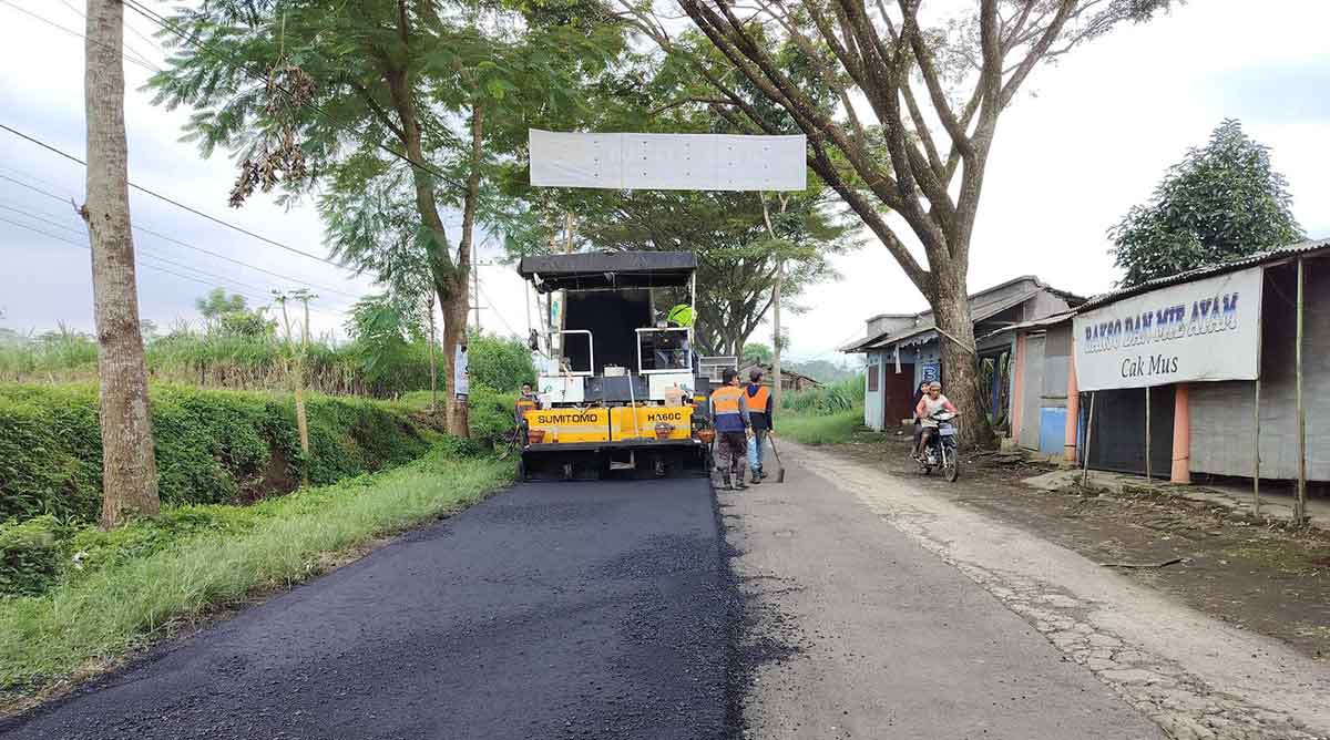 Perbaikan Jalan Codo-Garotan, Kabupaten Malang.