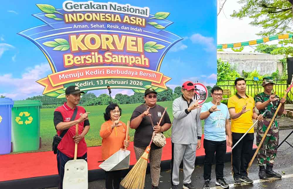 Sekretaris Daerah Kabupaten Kediri, M. Solikin (tengah) dan Kepala DLH Kabupaten Kediri, Putut Agung Subekti (nomor 3 dari kanan) bersama perwakilan peserta aksi. Foto: Muji Harjita/Bangsaonline.