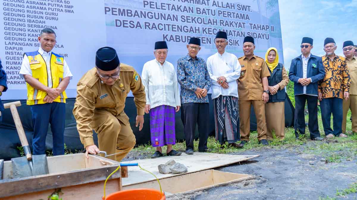 Sekdakab Gresik Achmad Washil Miftahul Rachman saat meletakkan batu pertama sebagai tanda dimulainya pembangunan Sekolah Rakyat di Desa Raci Tengah, Kecamatan Sidayu. Foto: Ist