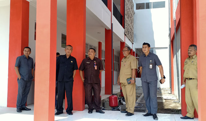 Rombongan Komisi I DPRD Kota Blitar saat mengecek bangunan SMP Negeri 3, Selasa (14/1/2020).