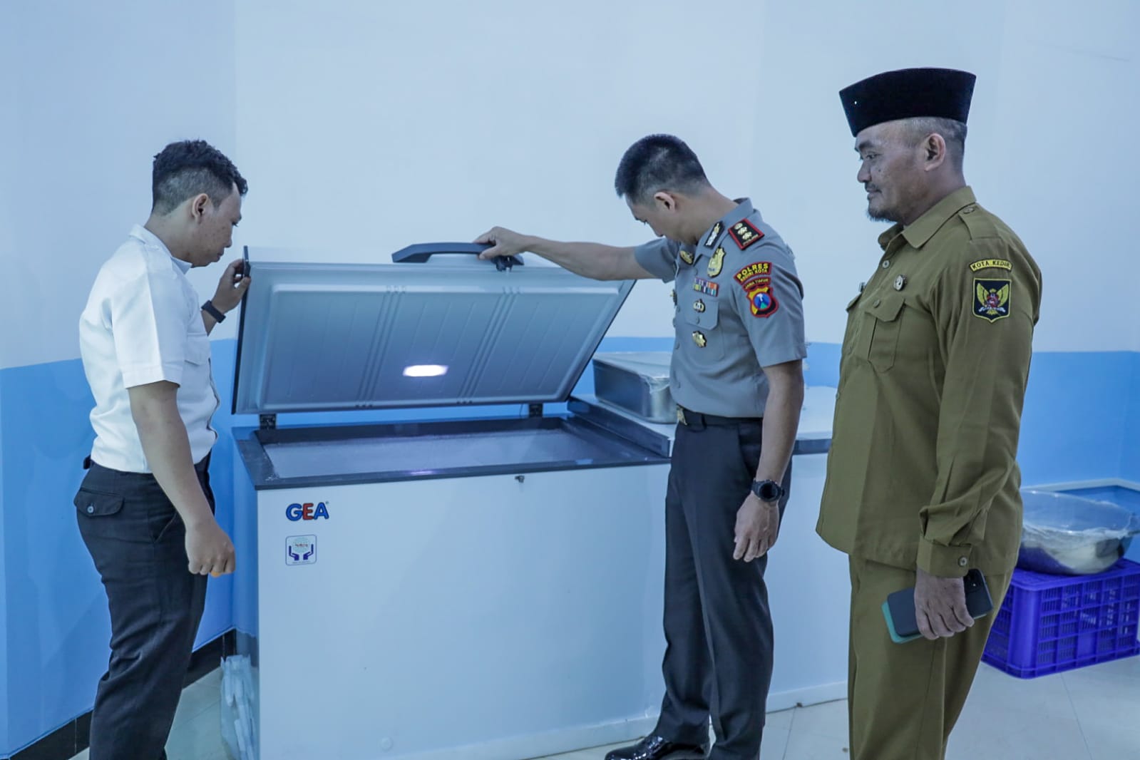 Asisten Pemerintahan dan Kesra Syamsul Bahri (kanan) bersama Kapolres Kediri Kota AKBP Anggi Saputra Ibrahim, saat mengecek salah satu peralatan di SPPG Semampir 2.. (Ist). 
