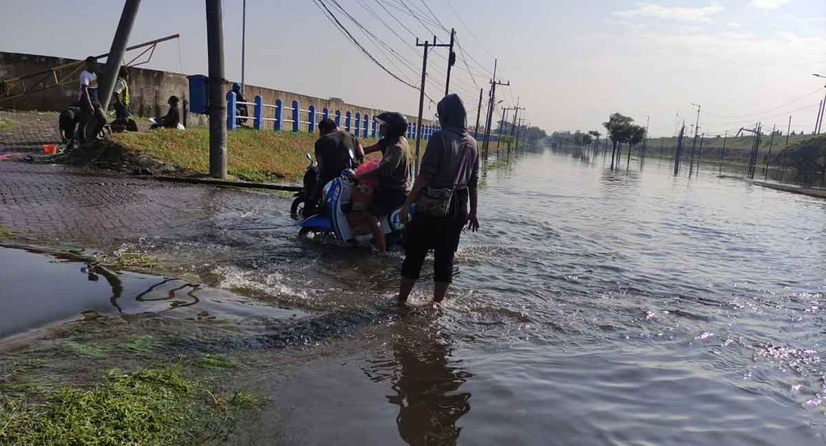 Banjir di Jalan Raya Porong, Sidoarjo.