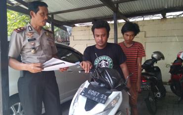 Kapolsek Kebomas, Kompol Isbari ketika mengekspos 2 gembong curanmor beserta barang bukti. foto: syuhud/BANGSAONLINE
