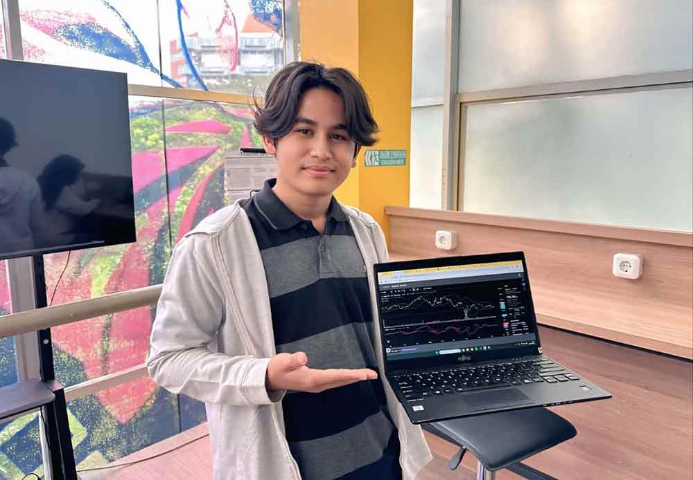 CEO Nova Capital, Aldiez Rizkia Centrinova, mahasiswa Prodi Inovasi Digital Departemen Sistem Informasi ITS menunjukkan cara kerja prediksi harga saham dalam aplikasi Nova Capital. (Ist)