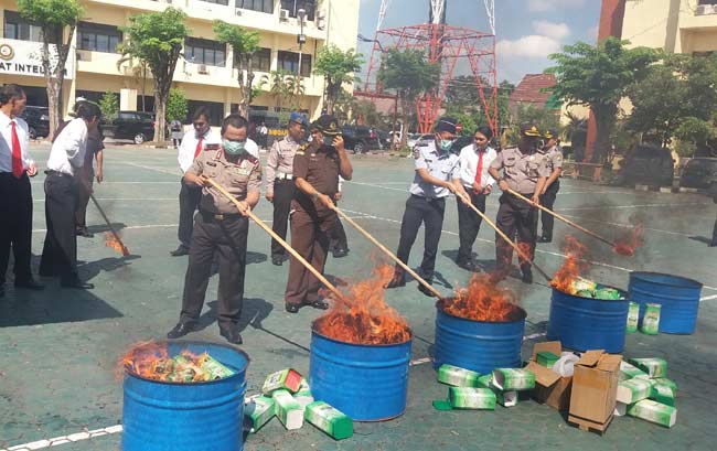 Polda Jatim Musnahkan BB Hasil Operasi Bersinar