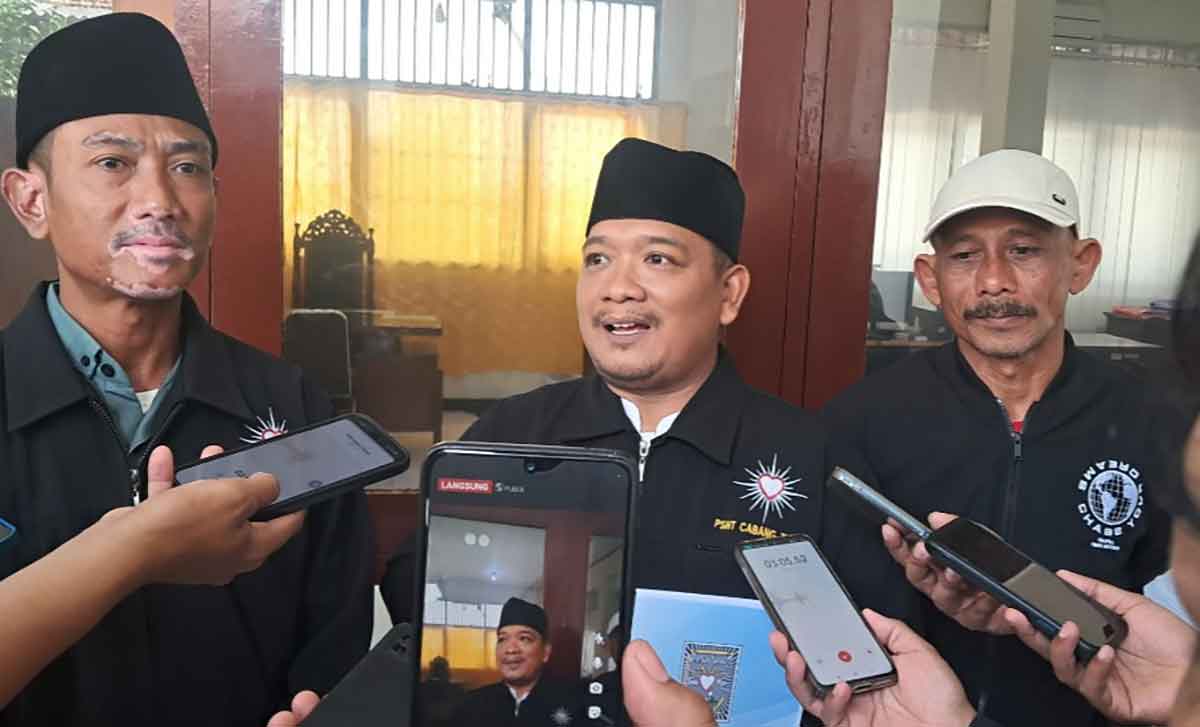 Ketua PSHT Tuban, Toyib Supriyadi, saat memberi keterangan ke awak media.