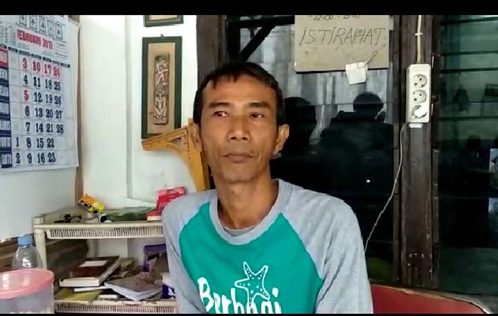 Sapto Widodo, penjahit kawakan di Pacitan.
