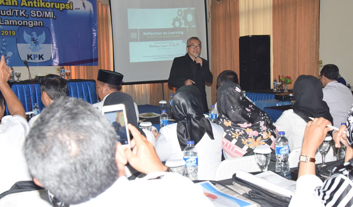Bambang Suyono, seorang trainer saat menyampaikan materi.