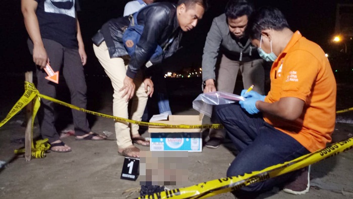 Potongan kaki manusia saat diidentifikasi petugas.