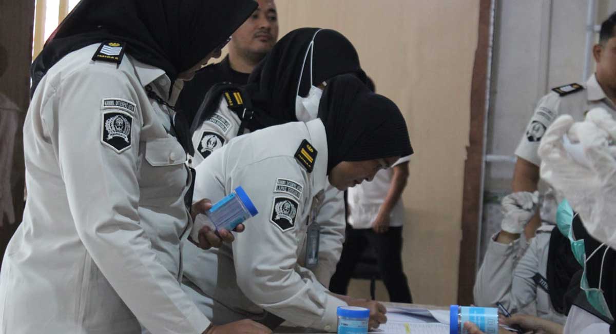 Tes urine untuk pegawai Lapas Sidoarjo.