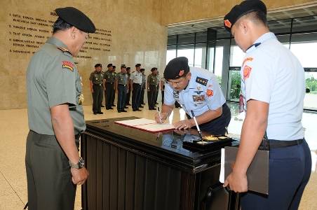 Panglima TNI Jenderal Moeldoko saat sertijab Kasum TNI di Mabes TNI Cilangkap Jakarta, Jumat (25/4/2014). foto: Puspen Mabes TNI