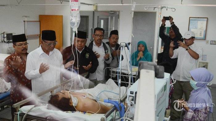 Wantimpres KHA Hasyim Muzadi saat jenguk Mathur Husairi di Rumah Sakit Dr Soetomo Surabaya. Foto: Tribunnews.com