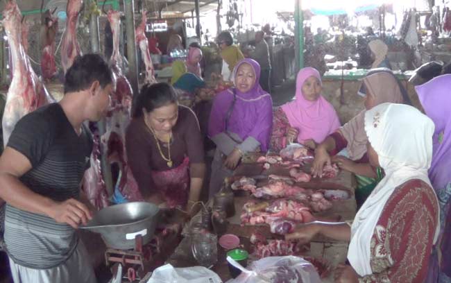 Pedagang daging sapi di Pasar Anom Sumenep saat melayani pembeli. foto: RAHMATULLAH/ BANGSAONLINE