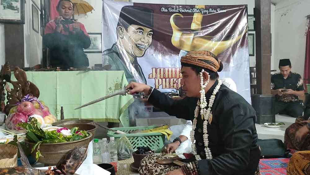 Pusaka keris milik Presiden Pertama Republik Indonesia saat dijamas. (Ist)