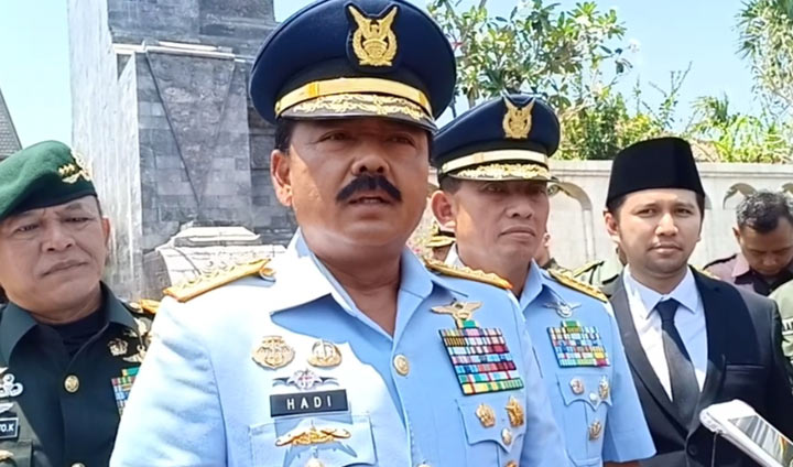 Panglima TNI Marsekal Hadi Tjahjanto diwawancarai wartawan usai ziarah ke Makam Bung Karno, Rabu (18/9/2019). 